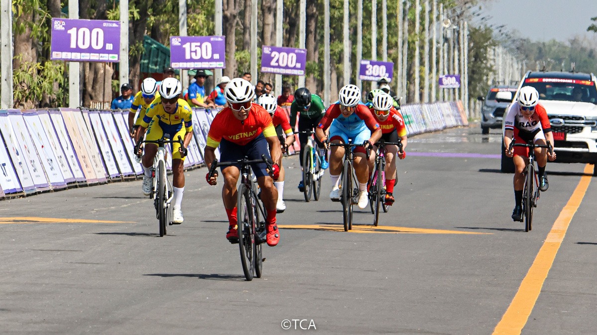 Các tay đua nữ Việt Nam thi đấu trong sáng 12-2. Trong ảnh: Tôn Hoàng  Khánh Lan (áo đỏ) đang dẫn đầu đoàn đua. Ảnh: TCA