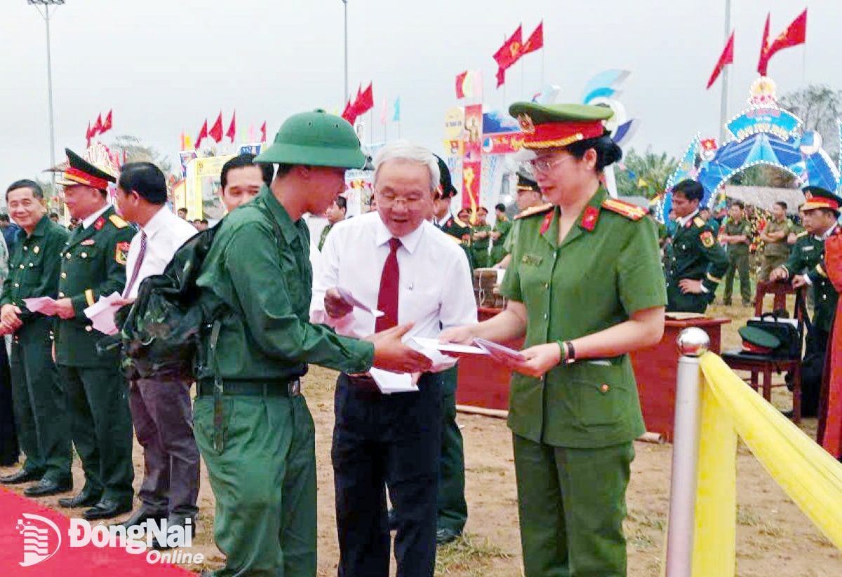 Lãnh đạo tỉnh, huyện động viên thanh niên Tân Phú nhập ngũ 2025. Ảnh: Tiến Khang