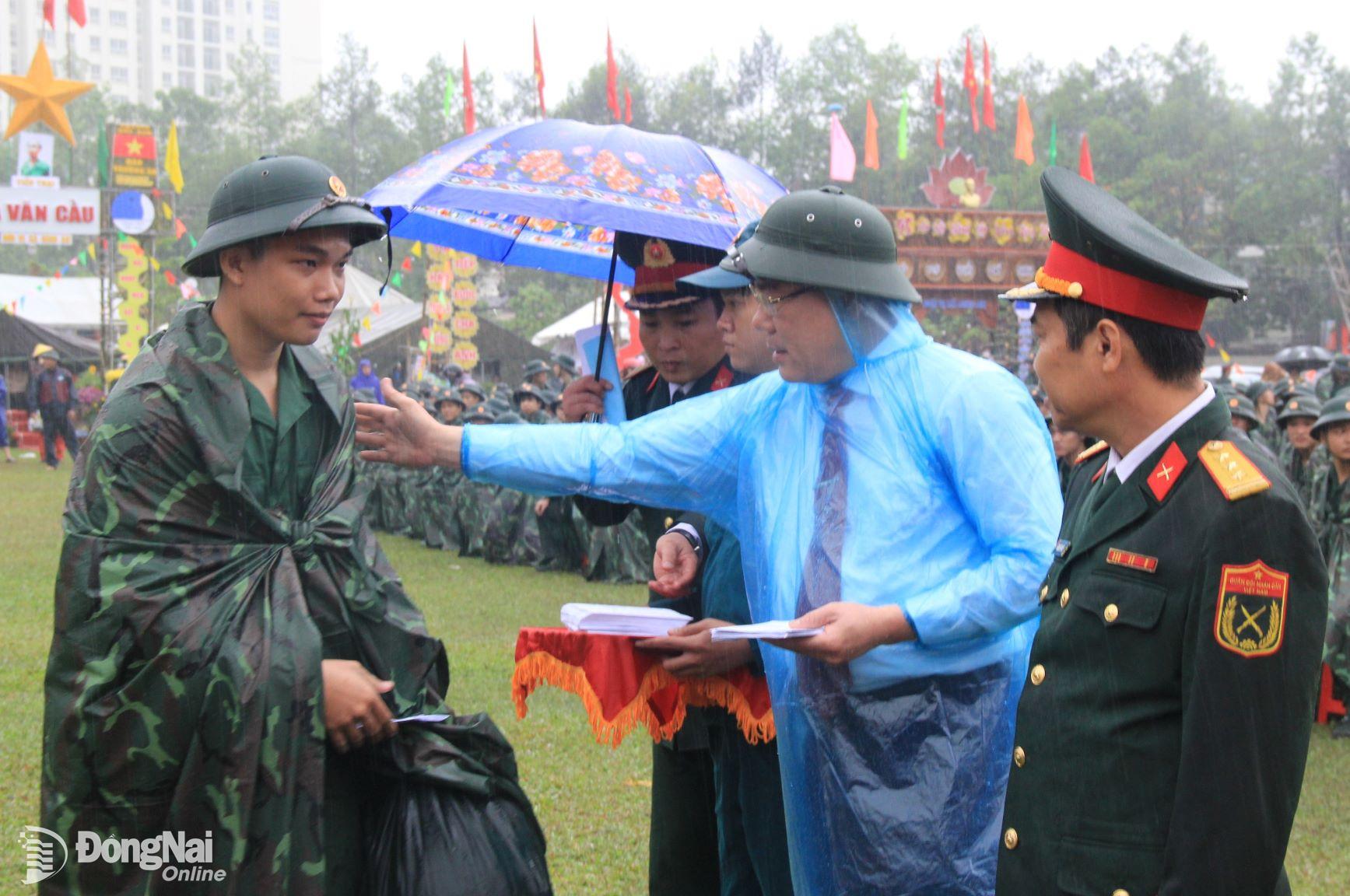 Đồng chí Dương Minh Dũng (thứ 2 từ phải sang), Ủy viên Ban Thường vụ Tỉnh ủy, Phó chủ tịch UBND tỉnh động viên tân binh trước khi lên đường. Ảnh: Nga Sơn