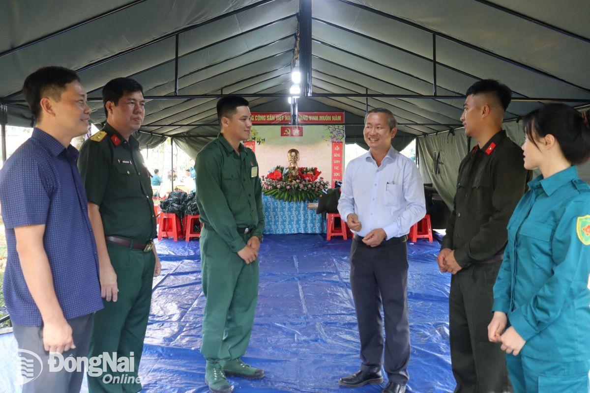 Bí thư Huyện ủy, Bí thư Đảng ủy Quân sự huyện Thống Nhất Cao Tiến Sỹ động viên thanh niên là đảng viên nhập ngũ. Ảnh: Nguyệt Hà