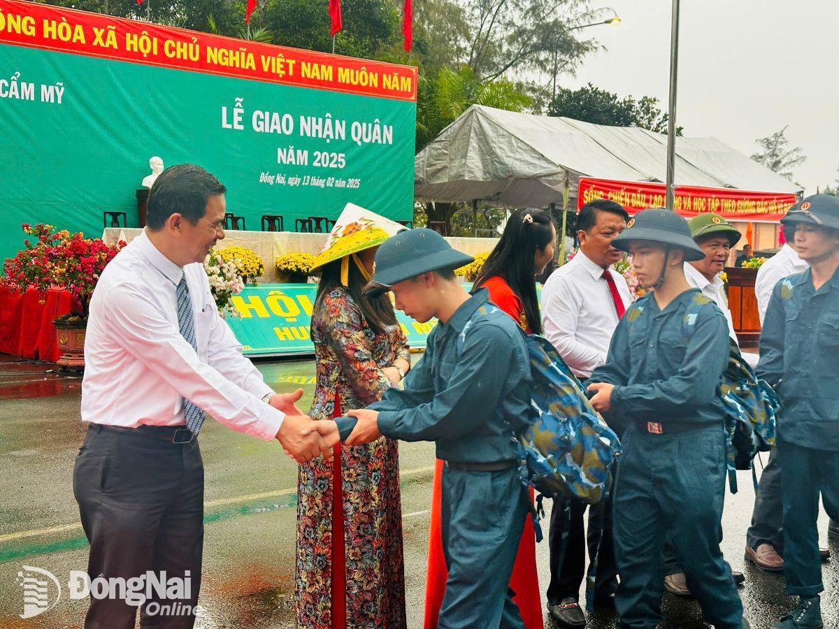 Trưởng ban Nội chính Tỉnh ủy Trần Trung Nhân động viên thanh niên Cẩm Mỹ nhập ngũ. Ảnh: Thúy Hằng