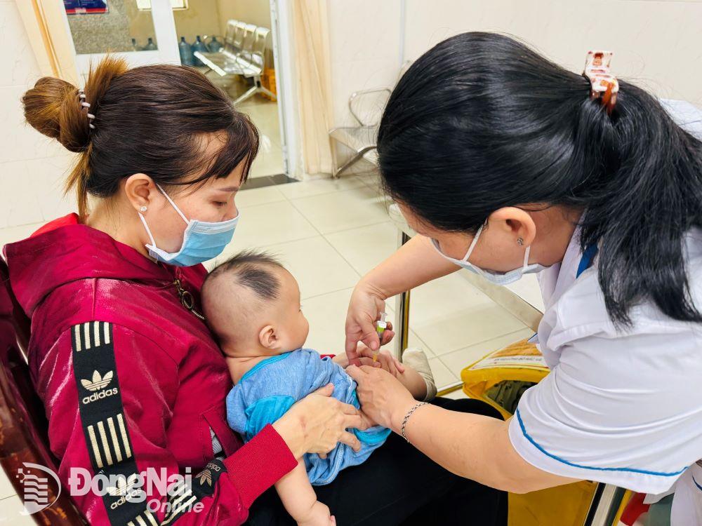 Tiêm vaccine 6 trong 1 cho trẻ nhỏ tại Trung tâm Kiểm soát bệnh tật tỉnh sáng 14-2. Ảnh: Hạnh Dung