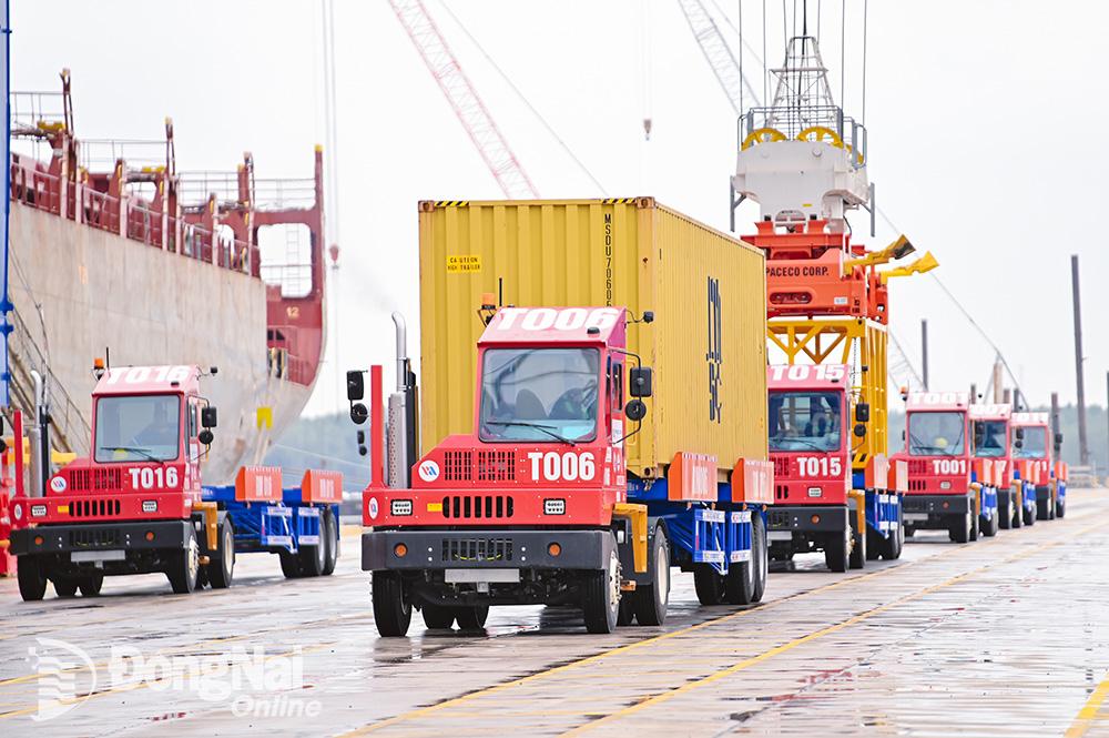 Nhiều máy móc, phương tiện phục vụ vận hành cảng biển như máy nâng, xe kéo, container đã được trang bị đầy đủ.