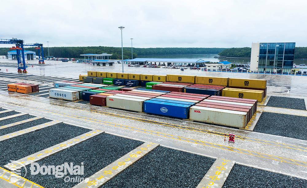 Hệ thống kho bãi hàng hoá, tập kết các container hàng đã đi vào hoạt động.