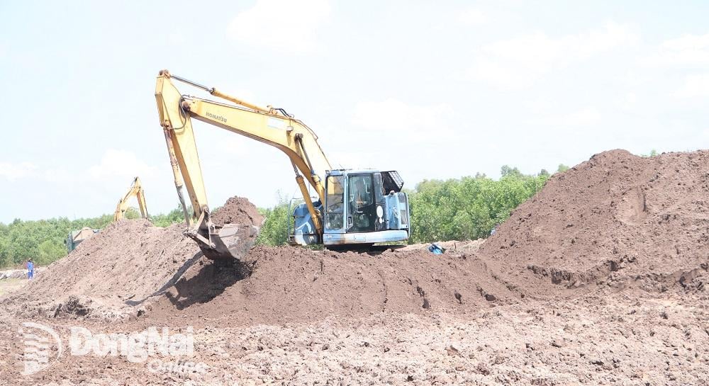 Điều phối nguồn đất san lấp thi công Dự án đường Vành đai 3 - Thành phố Hồ Chí Minh đoạn qua địa bàn tỉnh. Ảnh: Phạm Tùng