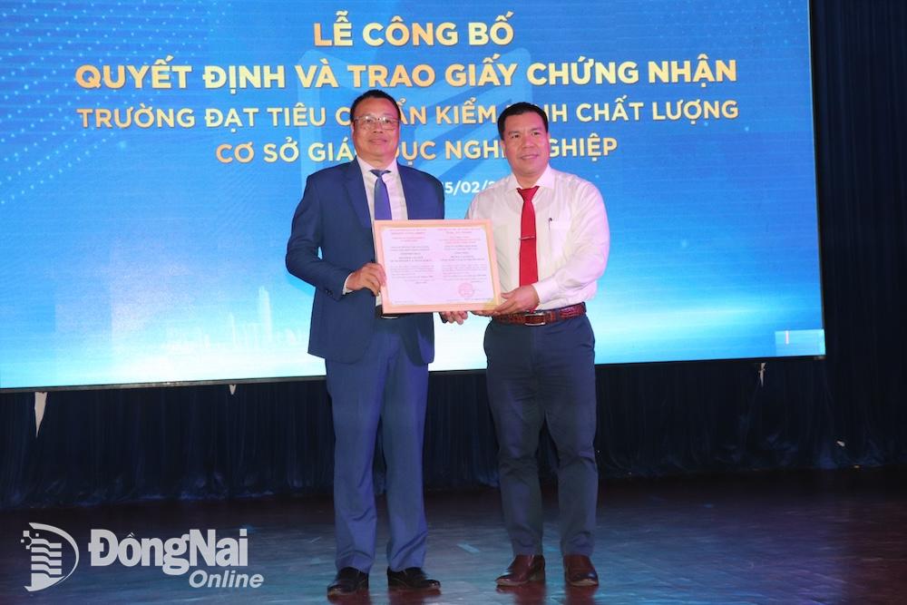 Tiến sĩ Nguyễn Mạnh Cường (phải), Phó giám đốc Công ty cổ phần Kiểm định và tư vấn giáo dục Việt Nam VTEC trao chứng nhận đạt chuẩn kiểm định chất lượng cơ sở giáo dục nghề nghiệp cho đại diện Trường cao đẳng Công nghệ và quản trị Sonadezi. Ảnh: Hải Yến