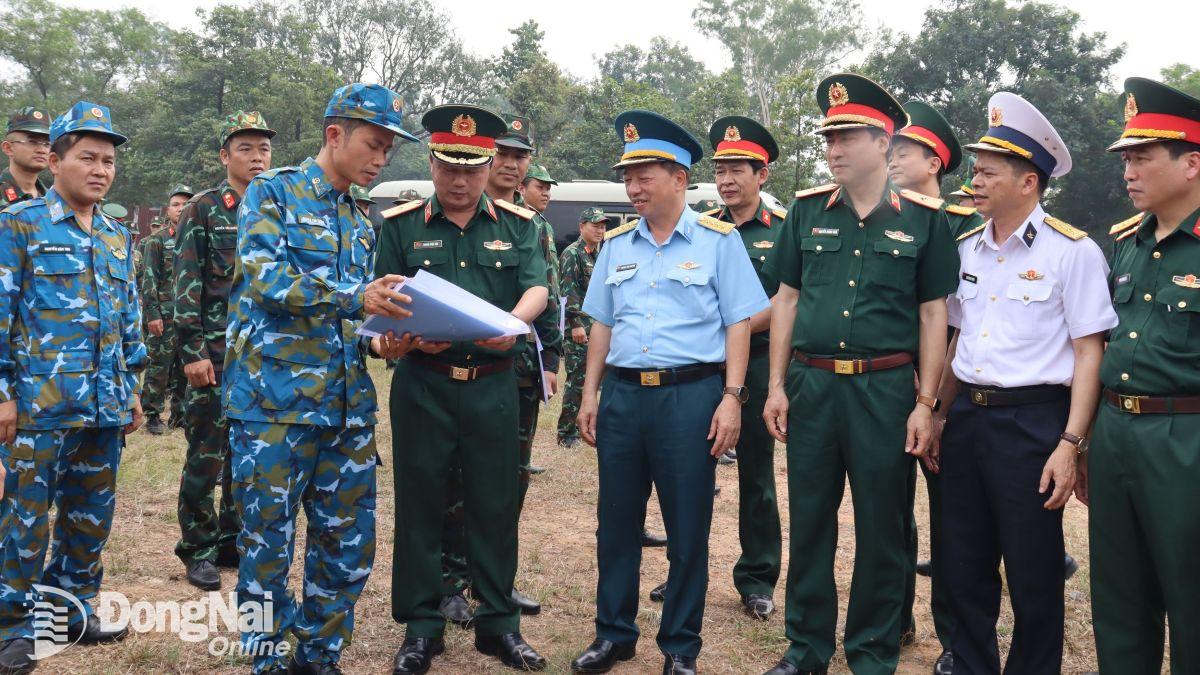 Thủ trưởng Tổng cục Hậu cần Kỹ thuật động viên lực lượng Phòng không không quân tham gia tập huấn. Ảnh: Nguyệt Hà