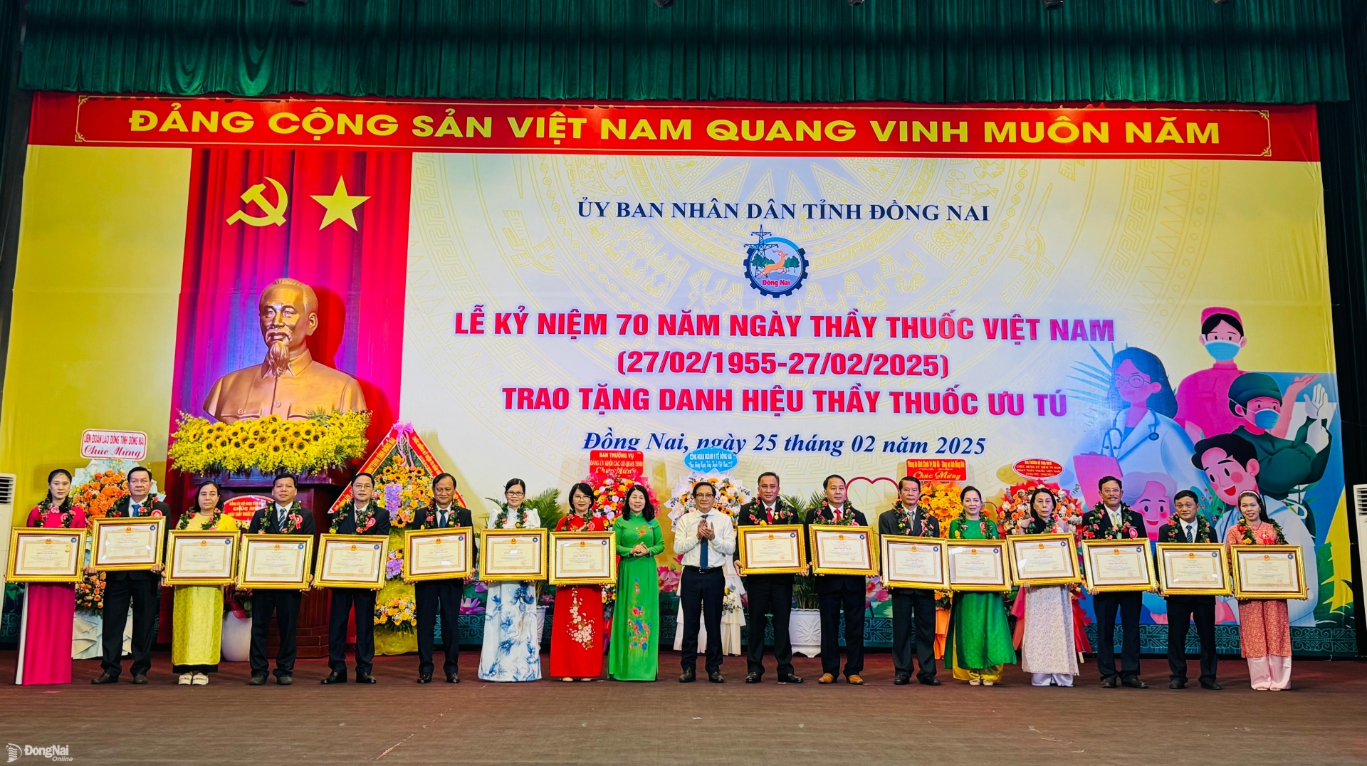 Phó chủ tịch HĐND tỉnh Hoàng Thị Bích Hằng và Phó chủ tịch UBND tỉnh Nguyễn Sơn Hùng tặng bằng khen, hoa chúc mừng 16 Thầy thuốc Ưu tú. Ảnh: Hạnh Dung