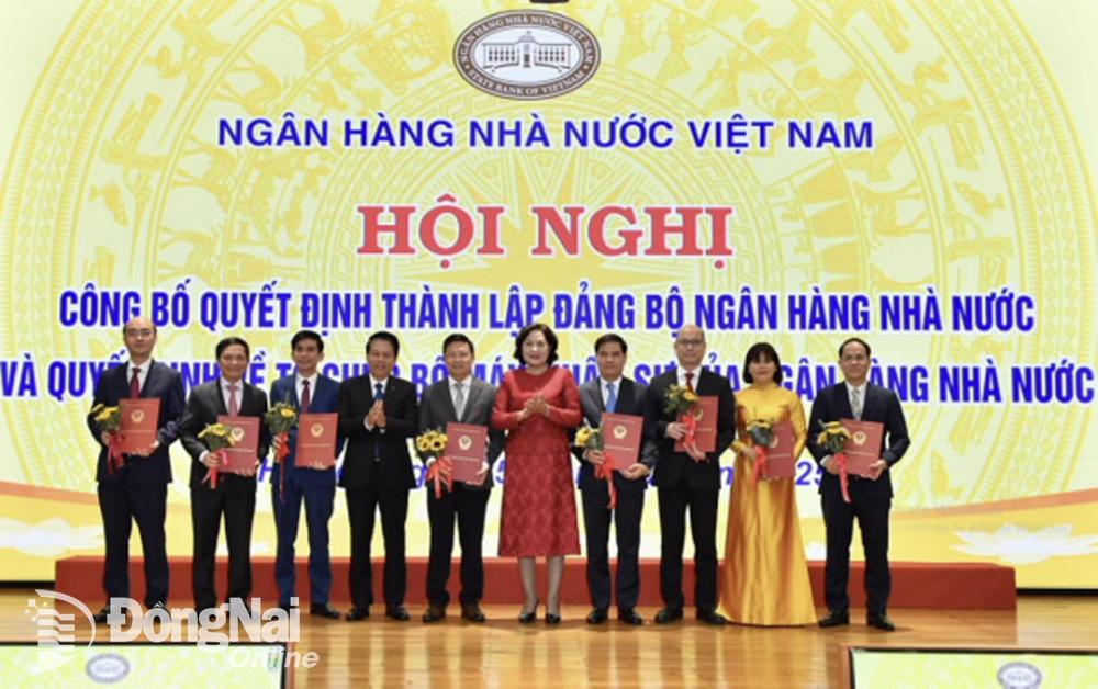 Thống đốc Ngân hàng Nhà nước trao quyết định điều động, bổ nhiệm Giám đốc Ngân hàng Nhà nước khu vực. Trong đó, ông Tạ Thành Long (bìa trái), Giám đốc Ngân hàng Nhà nước chi nhánh Đồng Nai được bổ nhiệm làm Giám đốc Ngân hàng Nhà nước khu vực 12 (các tỉnh vùng Đông Nam Bộ). Ảnh: NHNN Việt Nam