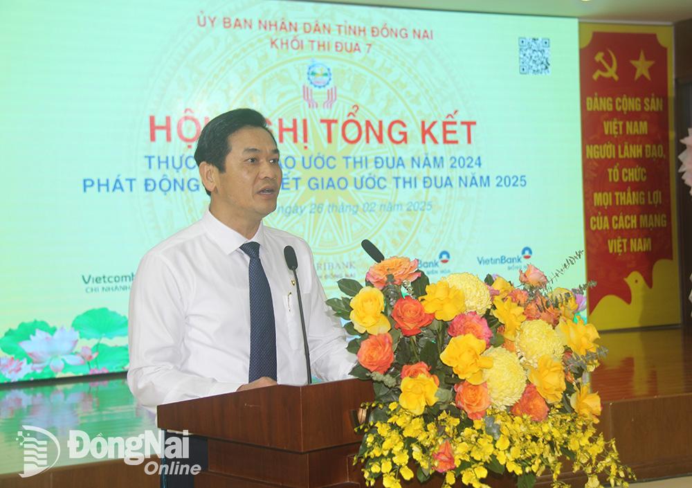 Giám đốc Vietcombank chi nhánh Đồng Nai Phạm Thành Vinh, Khối trưởng Khối thi đua số 7 báo cáo kết quả thực hiện các chỉ tiêu đã ký kết giao ước thi đua năm 2024 của Khối thi đua 7. Ảnh: Hải Quân