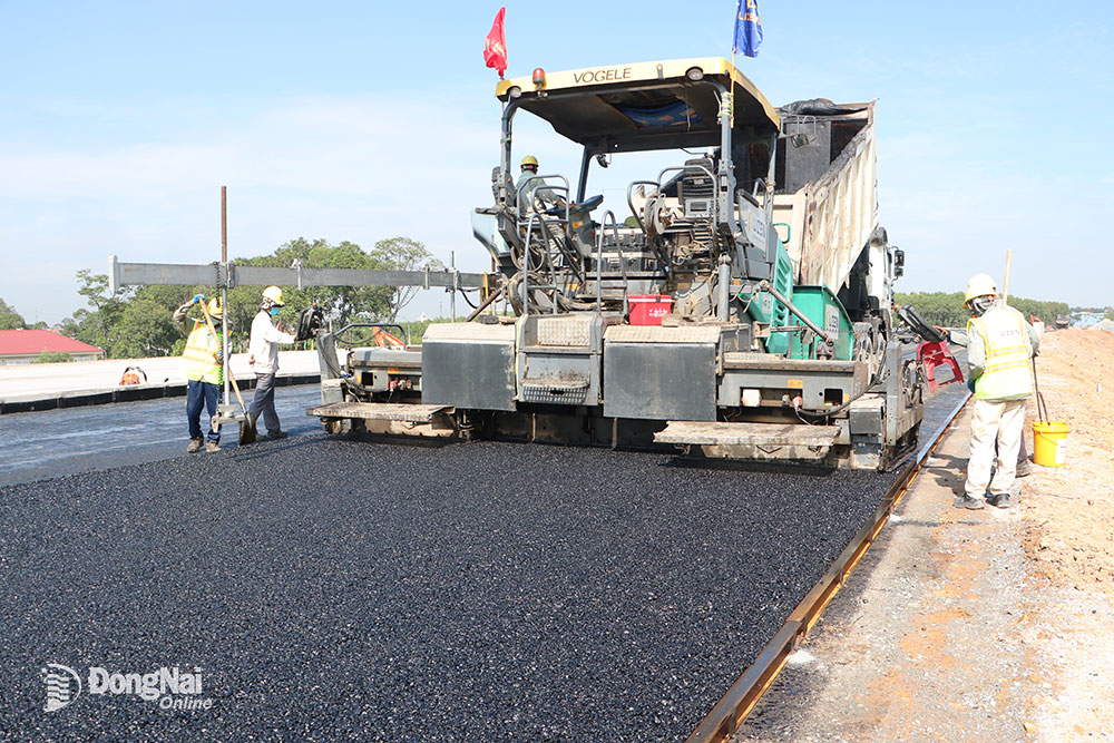 Thi công Dự án Thành phần 1, Dự án Đường cao tốc Biên Hòa - Vũng Tàu đoạn qua địa bàn huyện Long Thành. Ảnh: P.Tùng