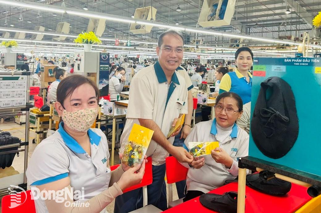 1-Ông Đinh Sỹ Phúc, Chủ tịch Công đoàn Công ty CP TKG Taekwang Vina (thành phố Biên Hòa) lì xì đầu năm cho công nhân. Ảnh: CĐ