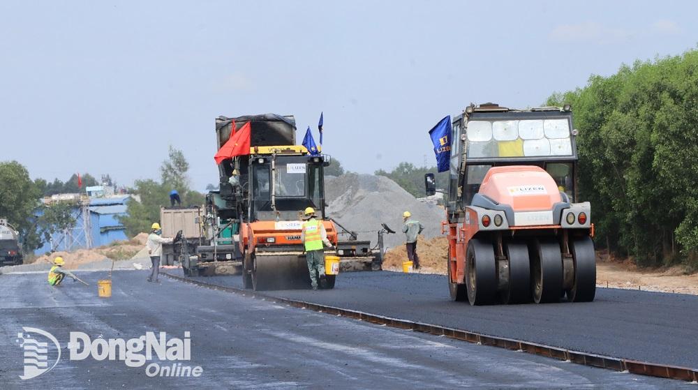 Dự án Đường cao tốc Biên Hòa - Vũng Tàu hiện có nhu cầu rất lớn về đá xây dựng, đất san lấp phục vụ thi công. Ảnh: Phạm Tùng