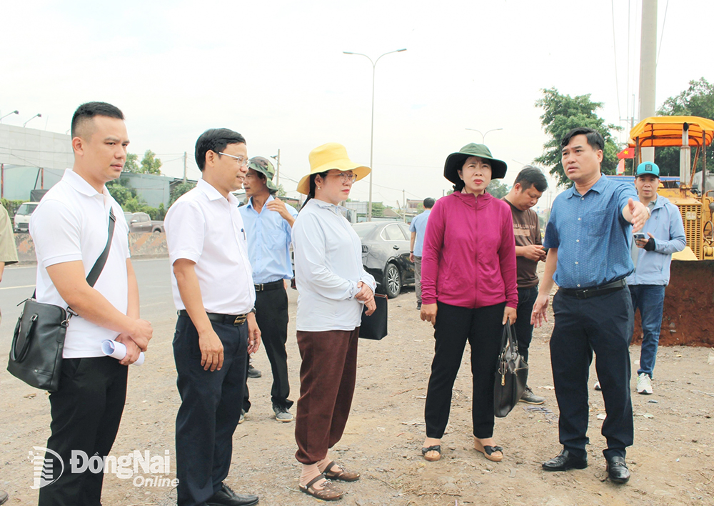 Ủy viên Ban Thường vụ Tỉnh ủy, Bí thư Thành ủy Biên Hòa Hồ Văn Nam kiểm tra công tác giải phóng mặt bằng Dự án Đường cao tốc Biên Hòa - Vũng Tàu đoạn qua phường Phước Tân. Ảnh: Khắc Thiết