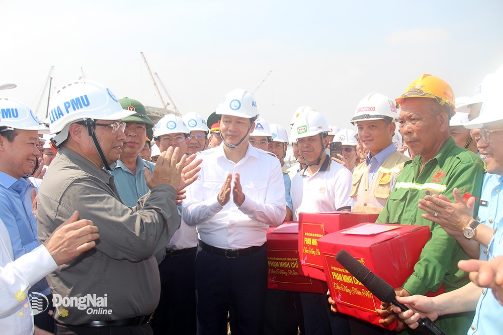 Thủ tướng Chính phủ Phạm Minh Chính cùng lãnh đạo bộ, ngành và tỉnh Đồng Nai động viên, khích lệ tinh thần công nhân, người lao động đang thi công xuyên Tết tại công trình dự án Sân bay Long Thành. Ảnh: Hải Quân