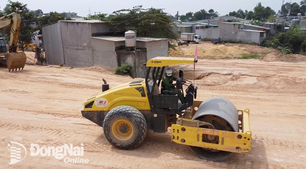 Thi công dự án thành phần 1, Dự án đường cao tốc Biên Hòa - Vũng Tàu đoạn qua địa bàn thành phố Biên Hòa. Ảnh: Phạm Tùng

