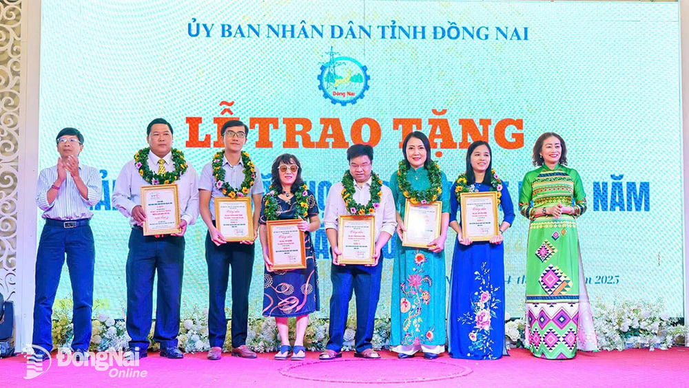 Tác giả Nguyễn Thắm (thứ 2 từ phải sang) nhận Giải thưởng Văn học nghệ thuật Đồng Nai năm 2024.