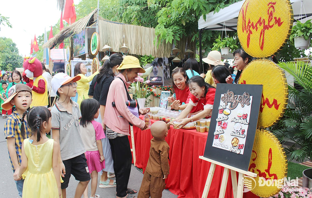 Người dân háo hức tham gia hoạt động văn hóa Lễ Giỗ Đức ông Nguyễn Hữu Cảnh năm 2024. Ảnh: L.Na