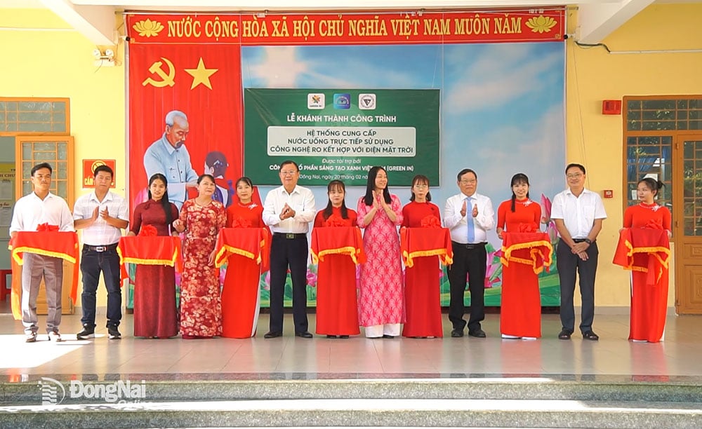 Các đại biểu thực hiện nghi thức cắt băng khánh thành công trình. Ảnh: Minh Tài