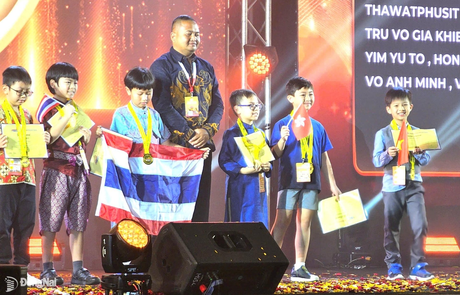 Em Võ Anh Minh (ngoài cùng bên phải) nhận huy chương vàng và huy chương vàng từ Ban tổ chức Kỳ thi Olympic Toán học quốc tế TIMO. Ảnh: Tuấn Anh