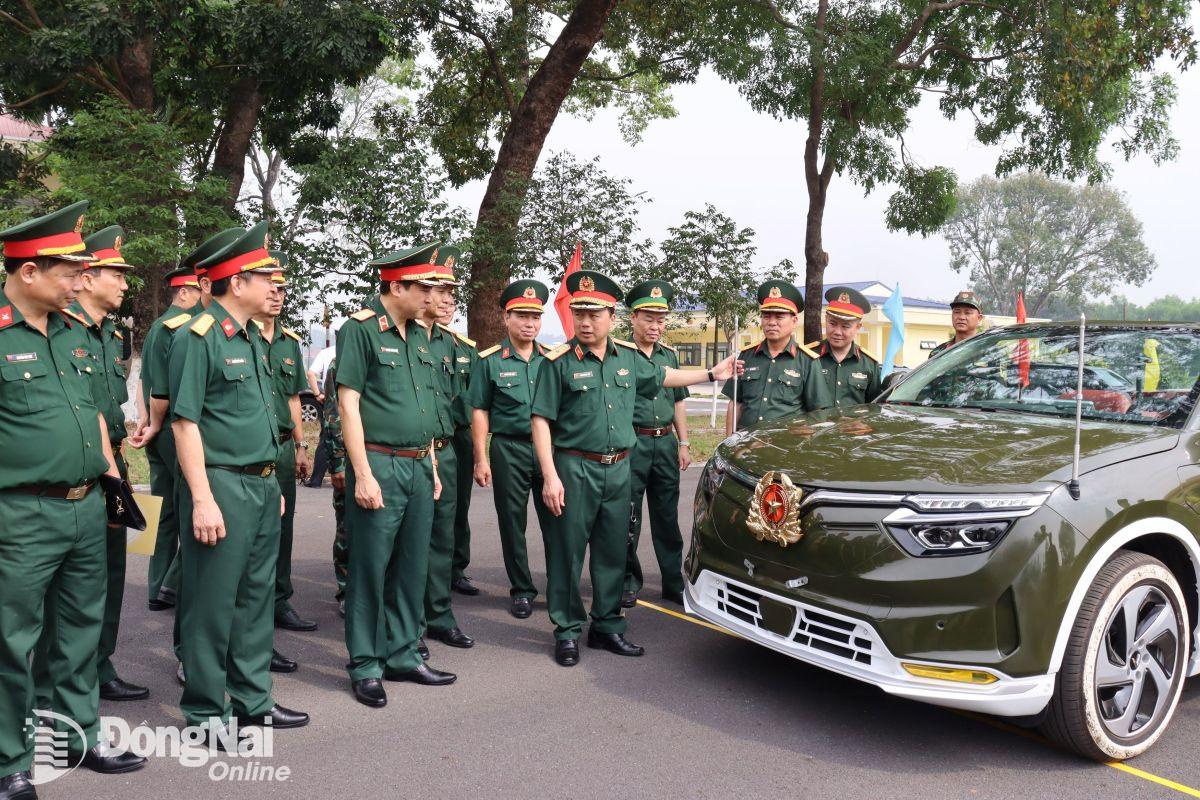 Thủ trưởng Tổng cục Hậu cần- Kỹ thuật trực tiếp kiểm tra phương tiện tham gia tập huấn, huấn luyện. Ảnh: Nguyệt Hà