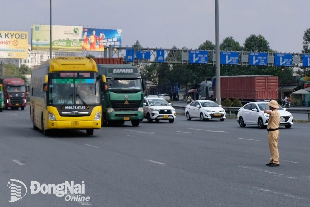 Lực lượng cảnh sát giao thông kiểm soát các xe khách di chuyển trên quốc lộ 1 qua địa phận tỉnh Đồng Nai. Ảnh: Tư liệu