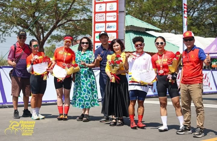 Tay đua Tôn Hoàng Khánh Lan (Đồng Nai, áo trắng, thứ ba từ phải qua) giành huy chương vàng nội dung xuất phát đồng hàng 45-49 tuổi. Ảnh: Xe đạp Việt Nam 