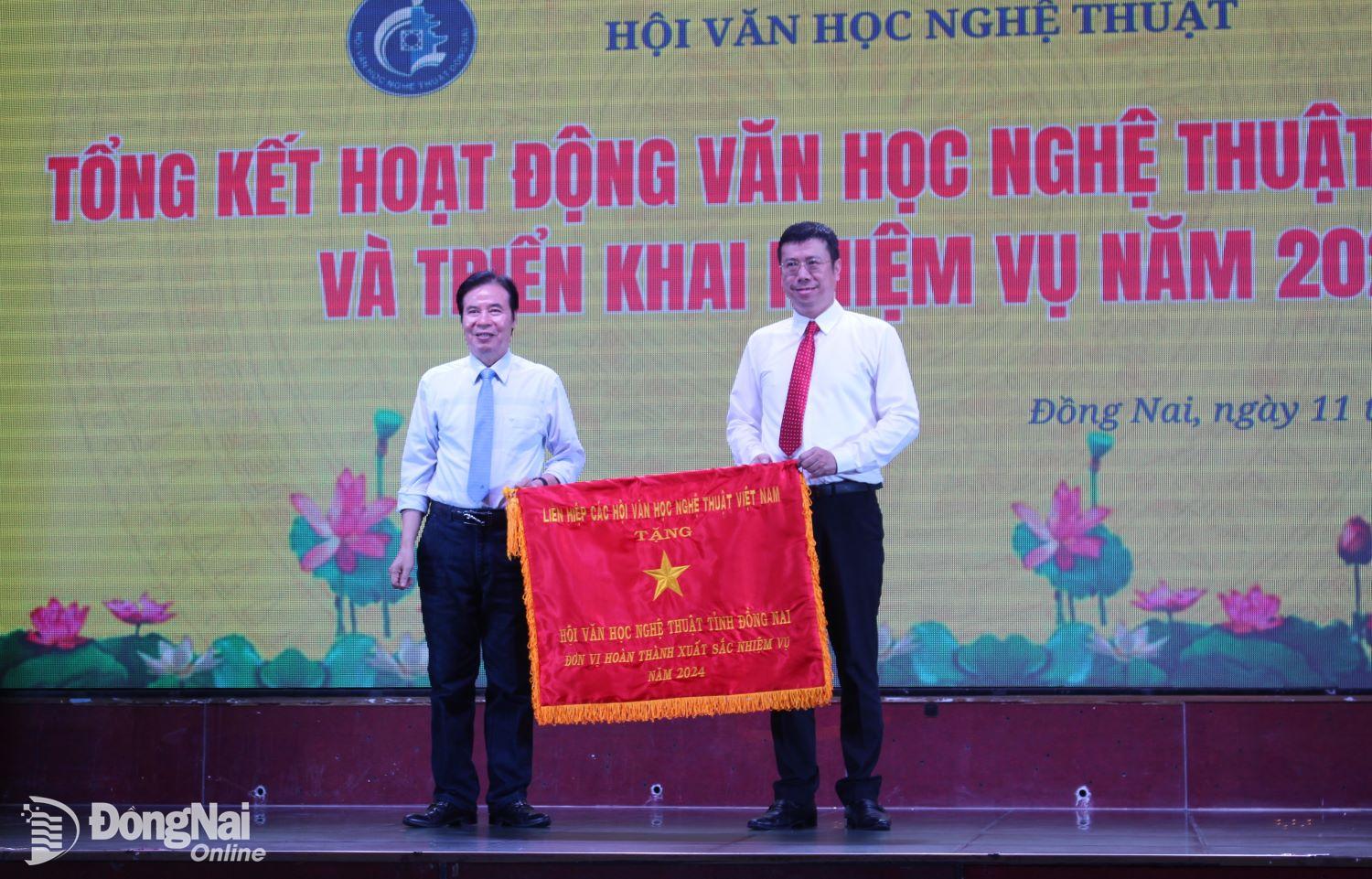 Hội Văn học nghệ thuật Đồng Nai đón nhận cờ thi đua xuất sắc năm 2024. Ảnh: My Ny