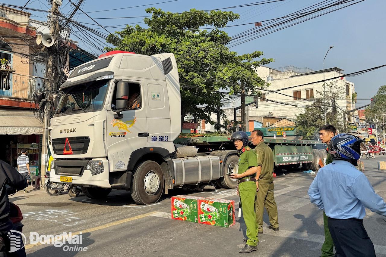 Hiện trường vụ tai nạn giao thông tại ngã tư Chợ Đồn. Ảnh: Hồng Vy