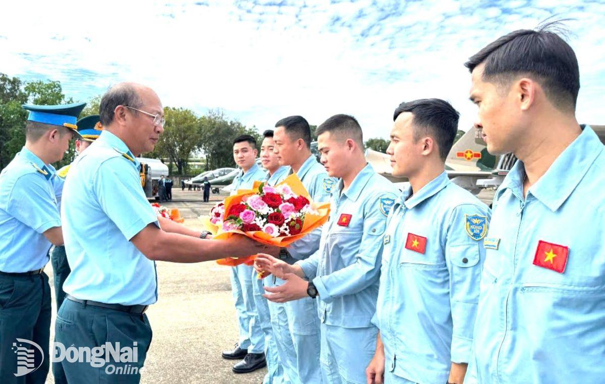 Thủ trưởng Quân chủng Phòng không không quân tặng hoa các phi đội bay hoàn thành xuất sắc nhiệm vụ. Ảnh: ĐVCC