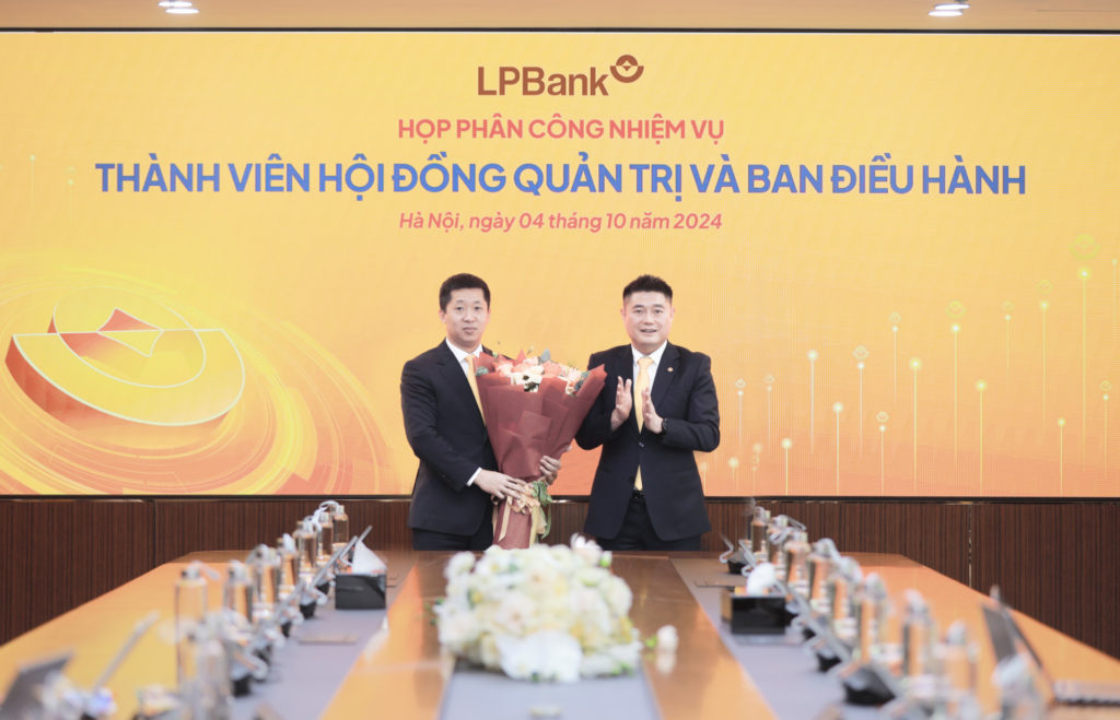 Ông Nguyễn Đức Thụy – Chủ tịch HĐQT LPBank (phải) tặng hoa chúc mừng cho ông Vũ Quốc Khánh  – Quyền Tổng Giám đốc (trái).