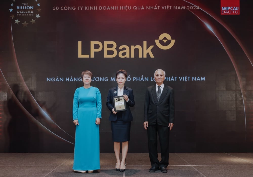 Bà Vũ Nam Hương – Phó Tổng Giám đốc LPBank nhận giải thưởng Top 50 doanh nghiệp kinh doanh hiệu quả nhất 2024