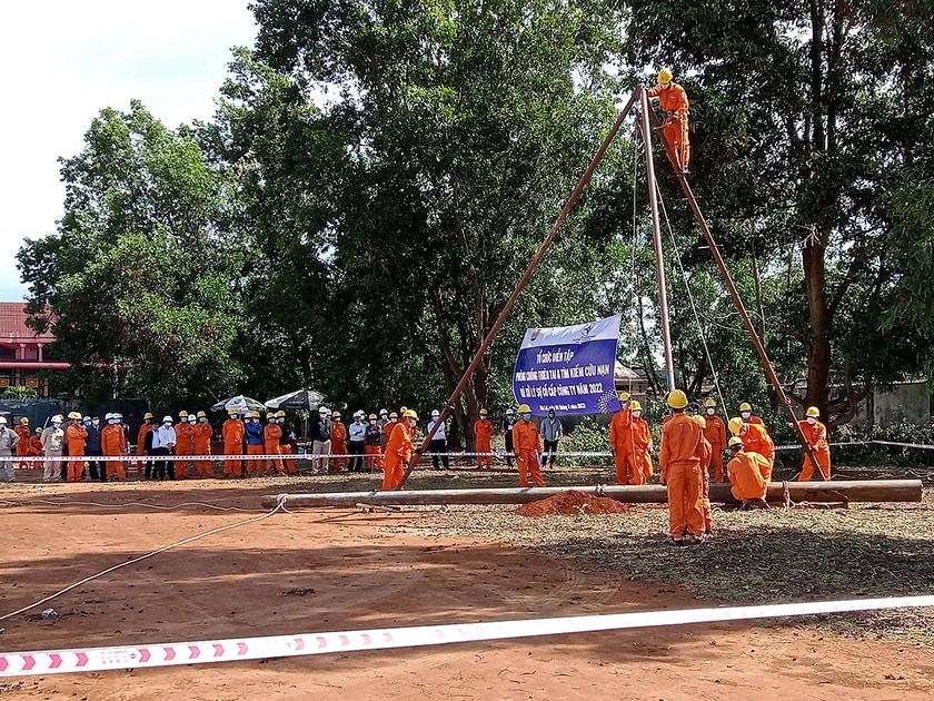 Công ty Điện lực Gia Lai diễn tập phòng-chống thiên tai và tìm kiếm cứu nạn. Ảnh: H.D ảnh 1