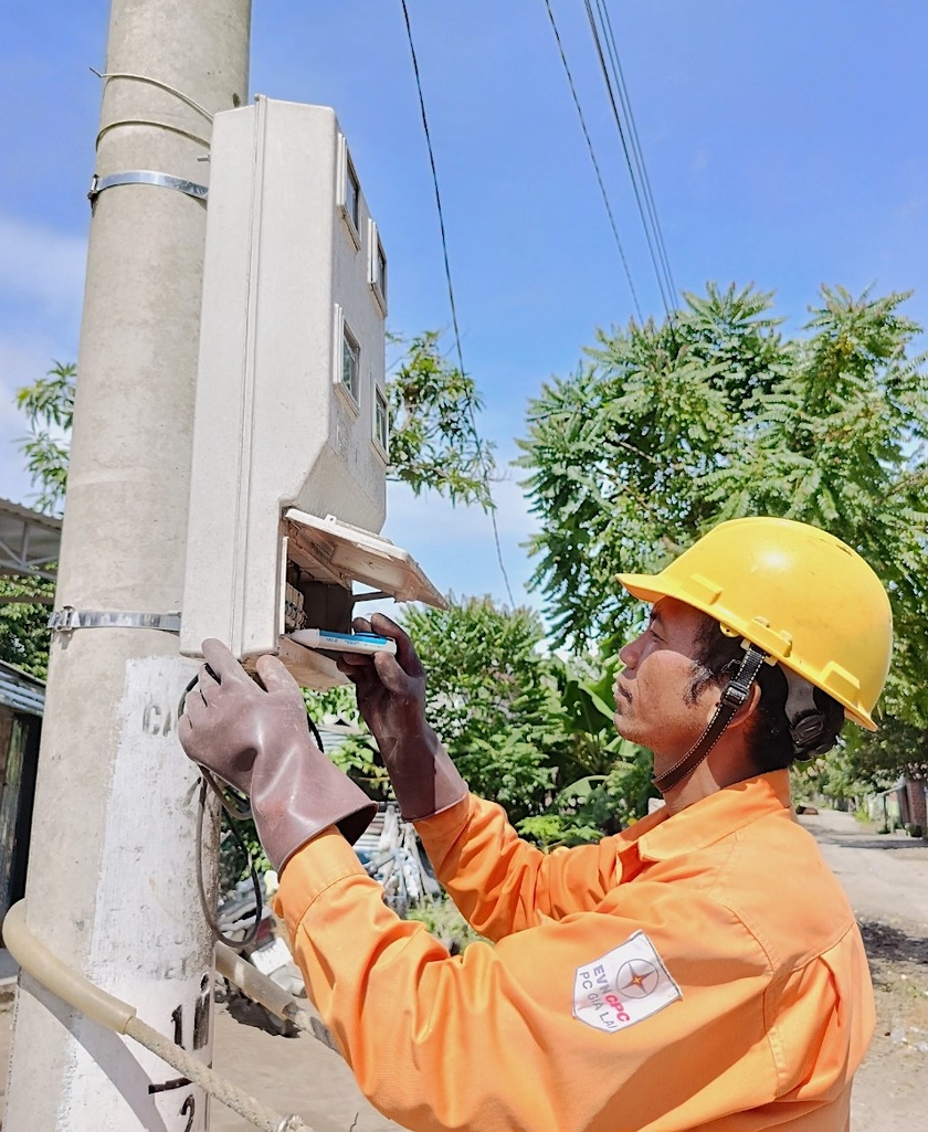 Ngành điện Gia Lai triển khai nhiều giải pháp kỹ thuật để đảm bảo nguồn điện an toàn, ổn định, phục vụ mua bơm tưới năm 2023-2024. Ảnh: H.D