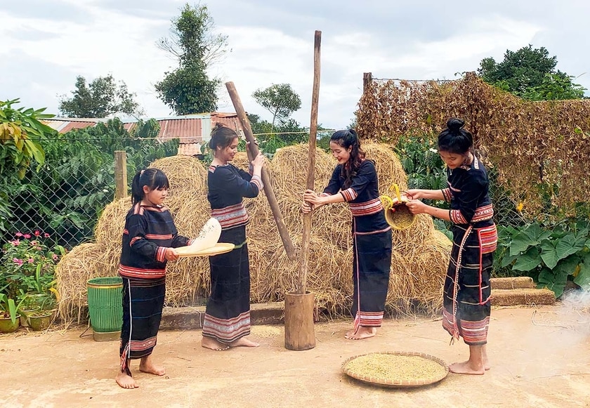 Ngày hiếu, hỉ, phụ nữ người Jrai đảm nhận việc giã gạo, chế biến các món ăn truyền thống. Ảnh: R.H