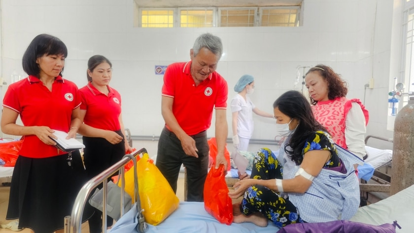 Hội chữ thập đỏ TP. Pleiku trao quà cho bệnh nhân có hoàn cảnh khó khăn. Ảnh: Bá Bính