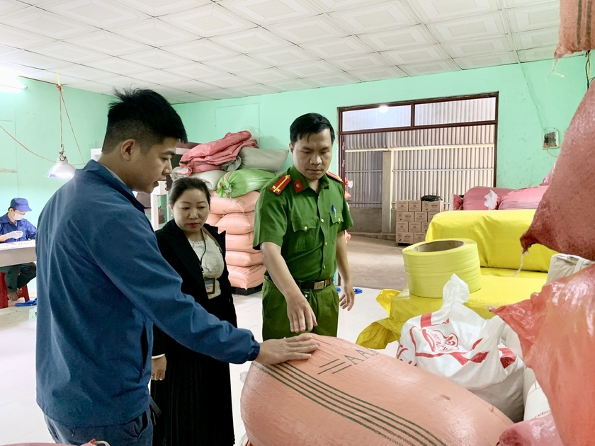 Ngành chức năng tăng cường kiểm tra đảm bảo an toàn thực phẩm, phòng-chống ngộ độc thực phẩm trong dịp Tết. Ảnh: Như Nguyện