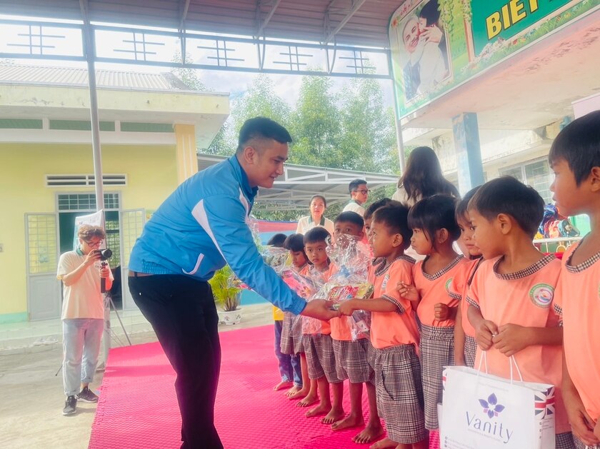 Huyện Đoàn Krông Pa phối hợp với nhóm thiện nguyện Khánh Lâm Foundation tặng quà các em học sinh Trường Mẫu giáo Vành Khuyên (xã Ia Hdreh). Ảnh: Vũ Chi