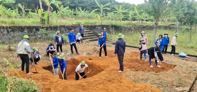 Đoàn xã Chư Đăng Ya phối hợp với một số đơn vị trường học đào hố xử lý rác thải cho các trường học và hộ dân trên địa bàn. Ảnh: Nhật Hào