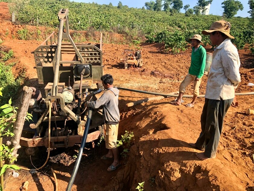 Người dân xã Ia Sao, huyện Ia Grai chuẩn bị máy bơm để tưới nước cho cây cà phê. Ảnh: Lê Nam