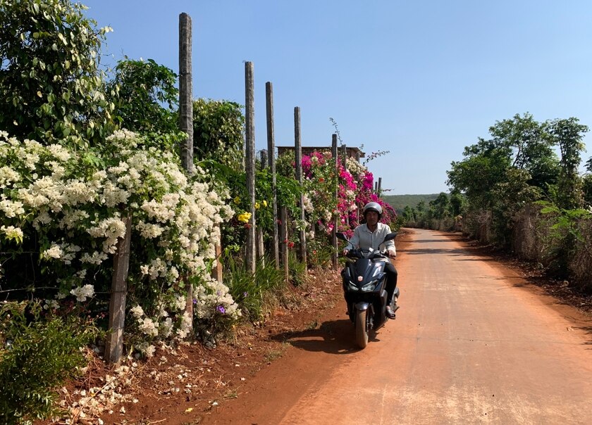 Đường nội làng Mrăh (xã Kdang, huyện Đak Đoa) được bê tông hóa giúp người dân đi lại thuận lợi. Ảnh: R.H