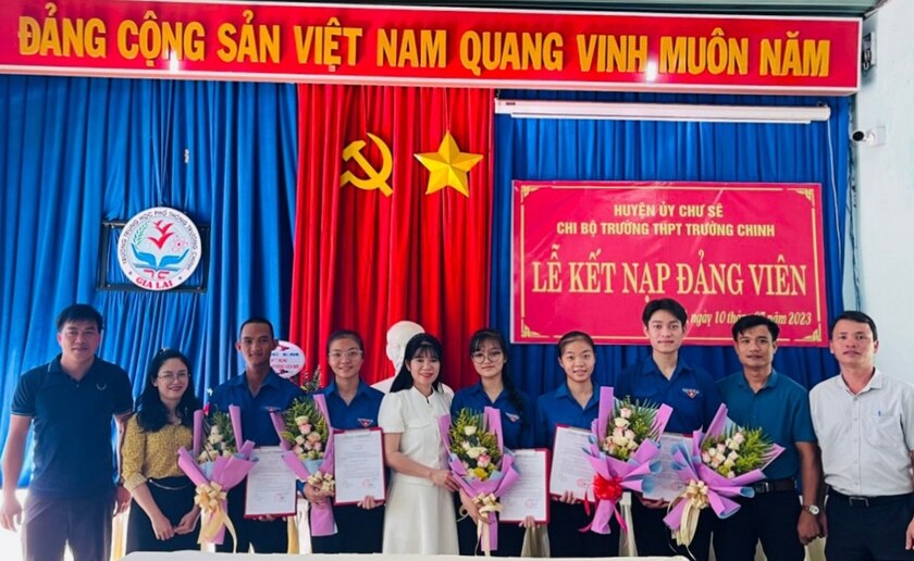 Công tác tạo nguồn, phát triển đảng viên ở khối học sinh THPT cũng là điểm sáng của huyện trong thời gian qua. Ảnh: N.Q