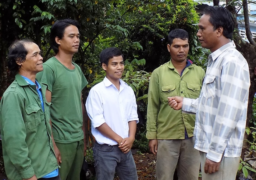 Người có uy tín tuyên truyền thực hiện cuộc vận động “Làm thay đổi nếp nghĩ, cách làm trong đồng bào DTTS để từng bước vươn lên thoát nghèo bền vững” tại làng Piơm, thị trấn Đak Đoa. Ảnh: T.N