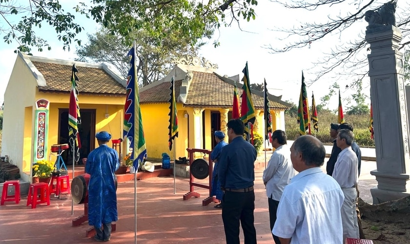 Sáng mùng 10 tháng Giêng, tại miếu Tân Chánh thuộc cụm đình Tân Lai, miếu Tân Lai, Tân Chánh (phường An Bình, thị xã An Khê) các cụ trong Ban nghi lễ đình Tân Lai tiến hành cúng Khai Sơn theo nghi thức truyền thống dưới sự chứng kiến của đại diện lãnh đạo UBND phường An Bình, người dân trên địa bàn. Ảnh: Ngọc Minh