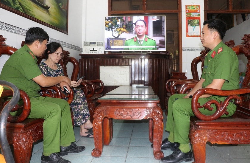 Lực lượng Công an phường An Bình hướng dẫn người dân tham gia Zalo, Facebook của Công an phường để nắm bắt thông tin, nội dung cảnh báo thủ đoạn lừa đảo của tội phạm. Ảnh: Ngọc Minh.