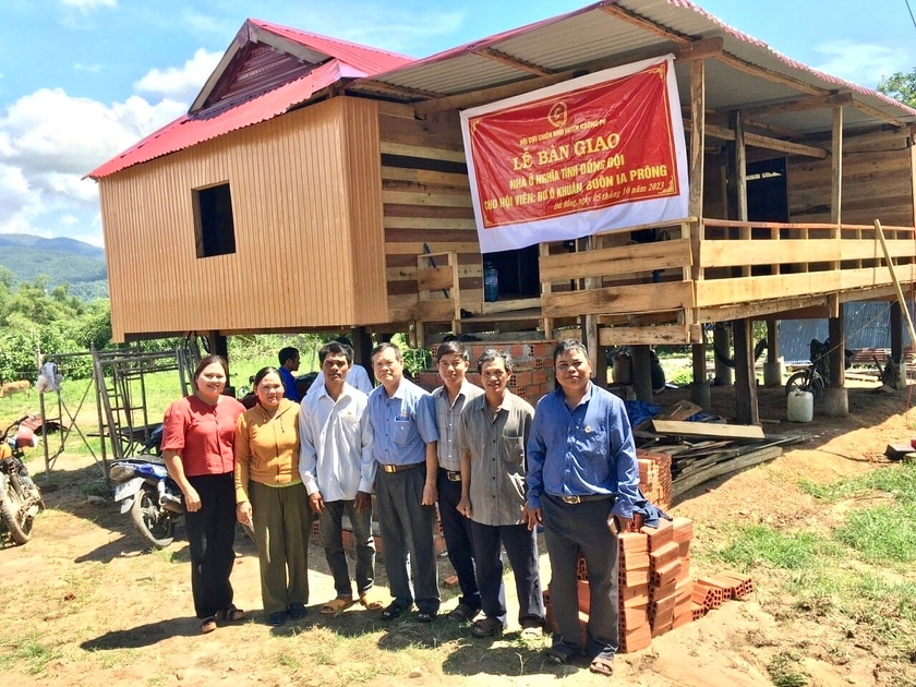 Hội CCB huyện Krông Pa trao nhà nghĩa tình đồng đội cho gia đình CCB Rô Ô Khuôn làng Ia Prông, xã Đất Bằng. Ảnh: Lê Nam