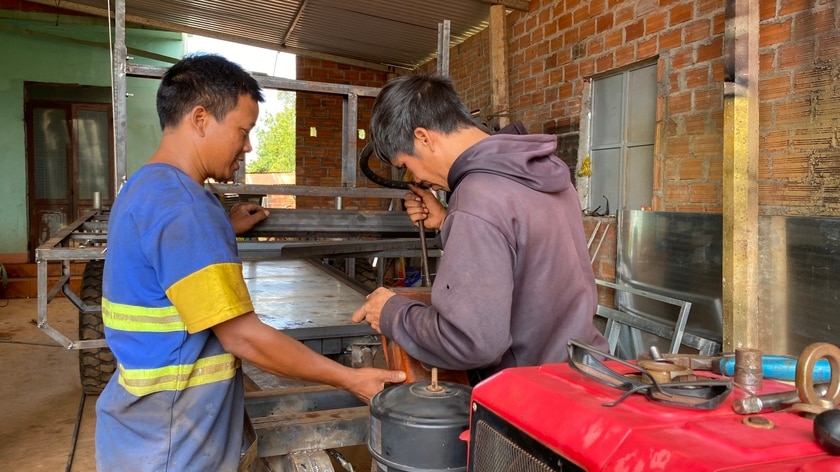 Với tinh thần cầu tiến, ông Hnuưr (áo xanh) học hỏi thêm nghề cơ khí để phục vụ cho công việc sản xuất, đời sống của gia đình và cộng đồng. Ảnh: Sơn Ca.