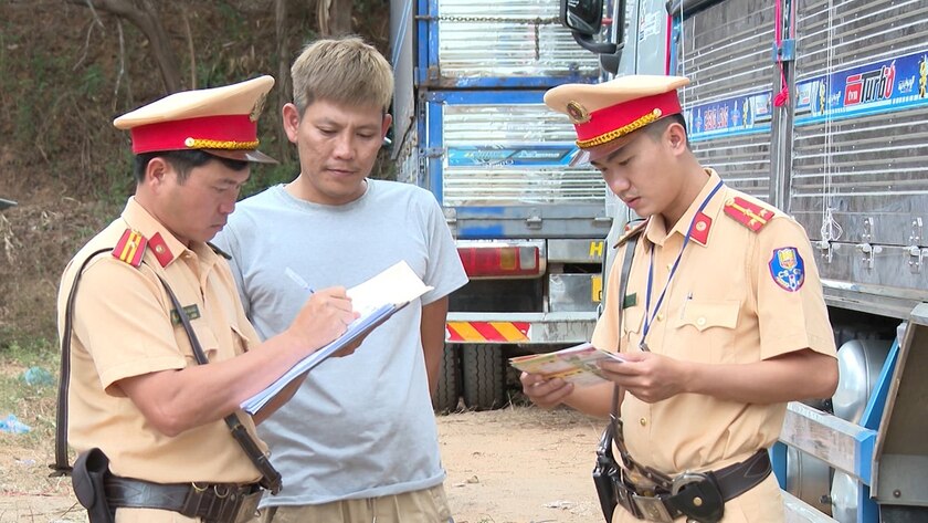 Cảnh sát giao thông Công an tỉnh và Công an huyện Đức Cơ kiểm soát tải trọng phương tiện tại khu vực Cửa khẩu Quốc tế Lệ Thanh. Ảnh: T.D