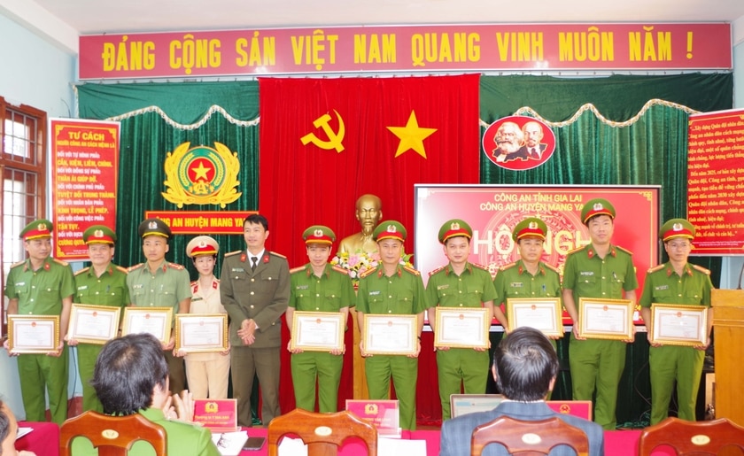 Các cá nhân thuộc Công an huyện Mang Yang được khen thưởng về thành tích xuất sắc trong phong trào thi đua “vì an ninh Tổ quốc năm 2023”. Ảnh: Thanh Nhật