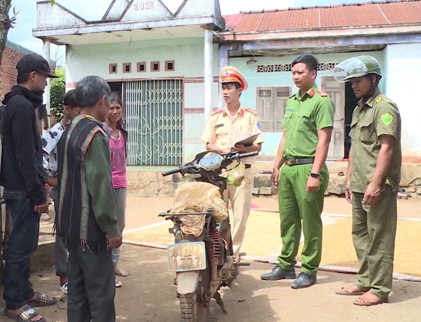 Tuyên truyền các quy định của pháp luật về an toàn giao thông. Ảnh: Thiên Di